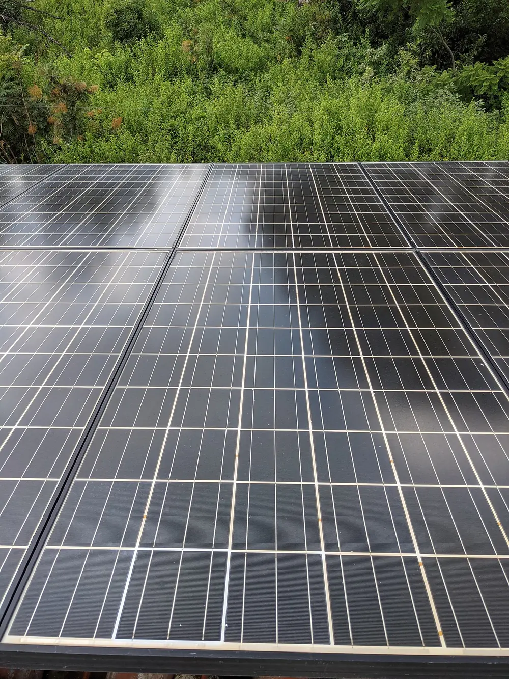 Vista cercana de las celdas de un módulo fotovoltaico
