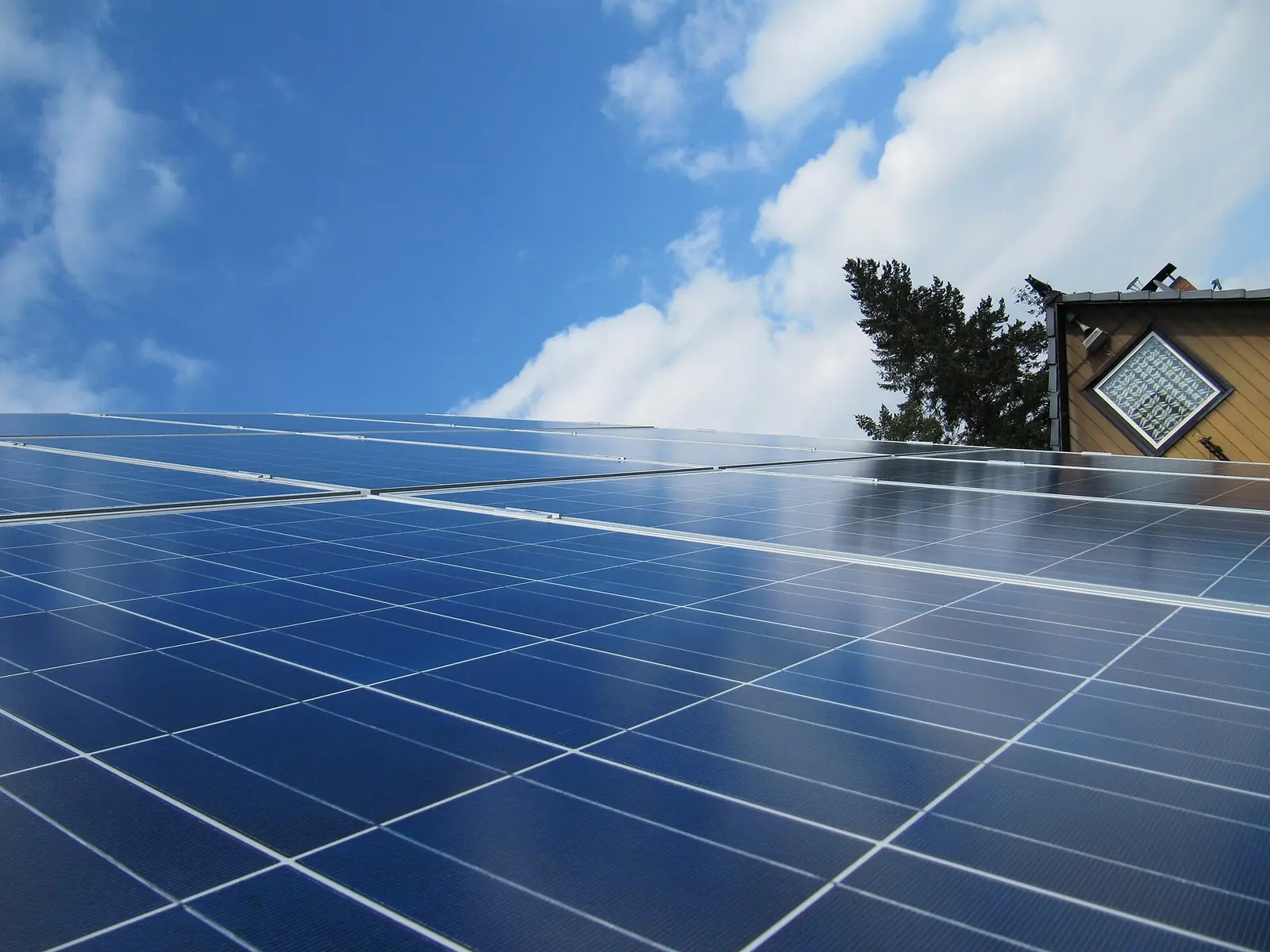 Módulos solares bajo cielo azul