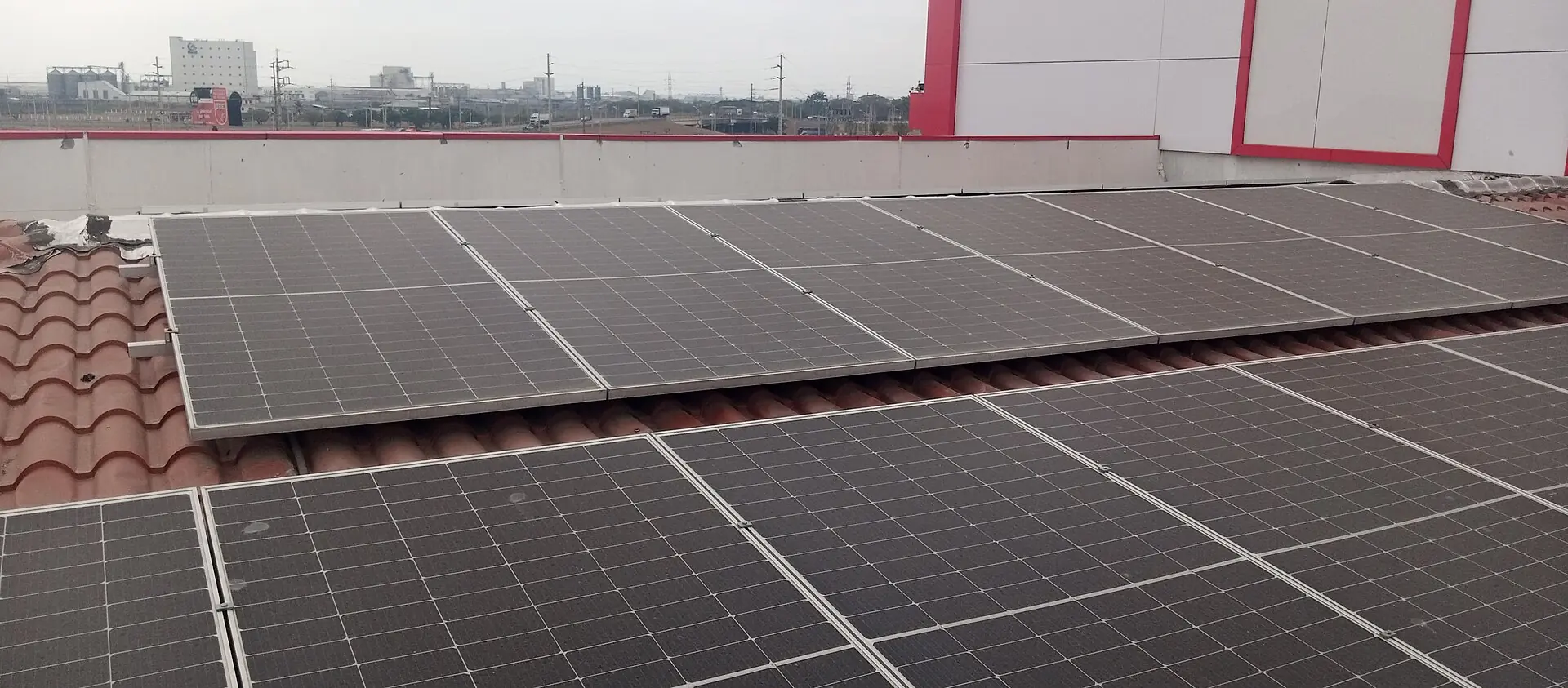 Módulos solares instalados sobre un techo de teja de barro